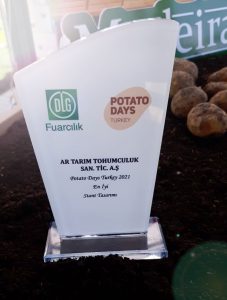 Plusstand, "Potato Days Turkey 2021" fuarında Ar Tarım standı ile "En İyi Stand Tasarımı" ödülünü aldı. 48 Artarım Potato Day Fuar Standı 2021 Kiralık Stand Tasarımı Ödül En İyi Stand